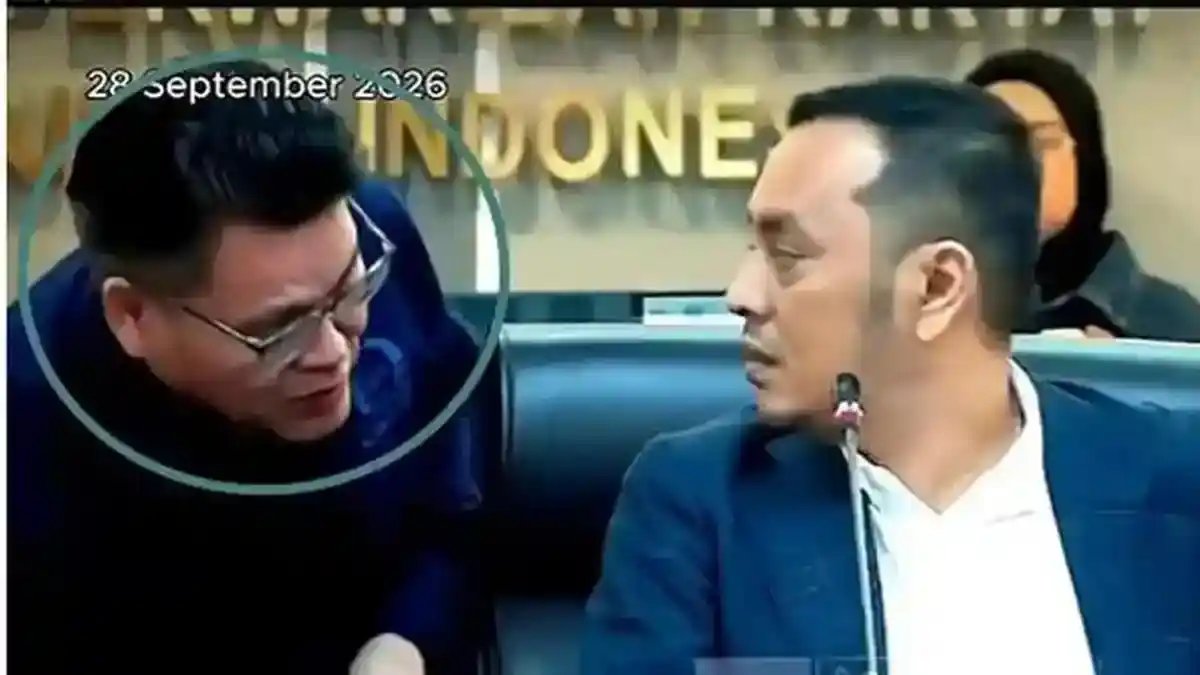 Ketua Komisi XIII DPR RI Willy Aditya terekam kamera menegur seorang staf yang menghampiri mejanya. Peristiwa