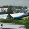 Sebuah pesawat kargo Amazon berada di Bandara Internasional Miami (MIA) setelah melewati landasan pacu, Minggu
