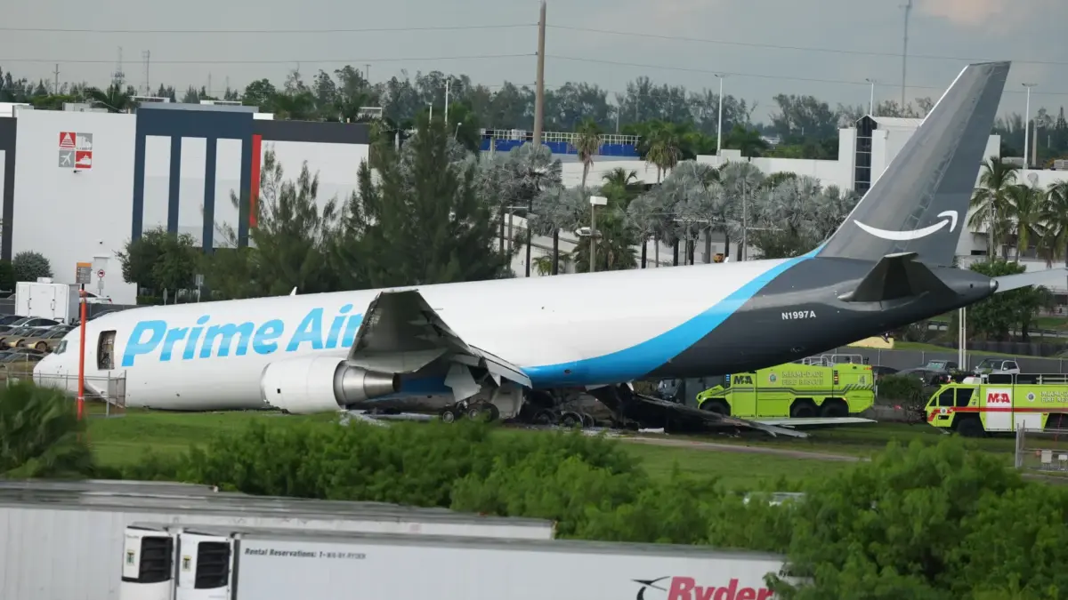 Sebuah pesawat kargo Amazon berada di Bandara Internasional Miami (MIA) setelah melewati landasan pacu, Minggu