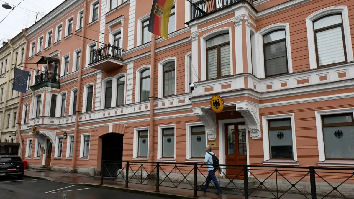 Rusia Tutup Konsulat Jerman di St Petersburg Buntut Insiden Serangan Drone di Bandara Leipzig Pemandangan Konsulat Jenderal Jerman di St. Petersburg pada 2 September 2026. (Olga Maltseva/ AFP via Getty Im