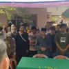 Kedatangan jenazah Yaya Carya, warga Dusun 02, Desa Sigong, Kecamatan Lemahabang, Kabupaten Cirebon korban kap