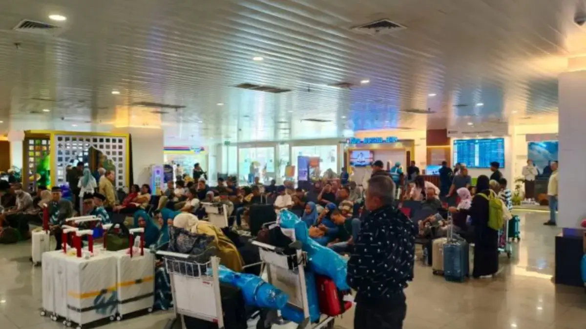 Sejumlah calon penumpang menunggu di sekitar lobi Bandara Internasional Jenderal Ahmad Yani Semarang.