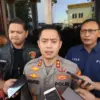 Kapolres Cirebon Kota, AKBP Bimantoro Kurniawan memberikan keterangan kepada awak media terkait dugaan bisnis