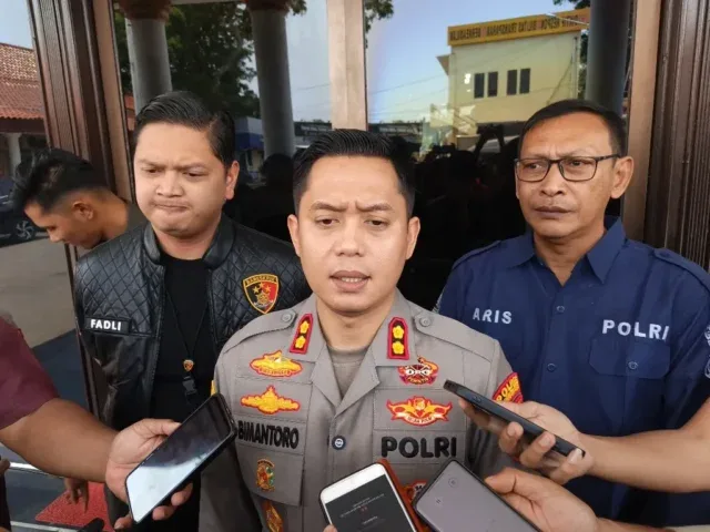 Polres Cirebon Kota Bongkar Kasus Produksi Distribusi Video Pornografi Sesama Jenis Motif Komersial Kapolres Cirebon Kota, AKBP Bimantoro Kurniawan memberikan keterangan kepada awak media terkait dugaan bisnis
