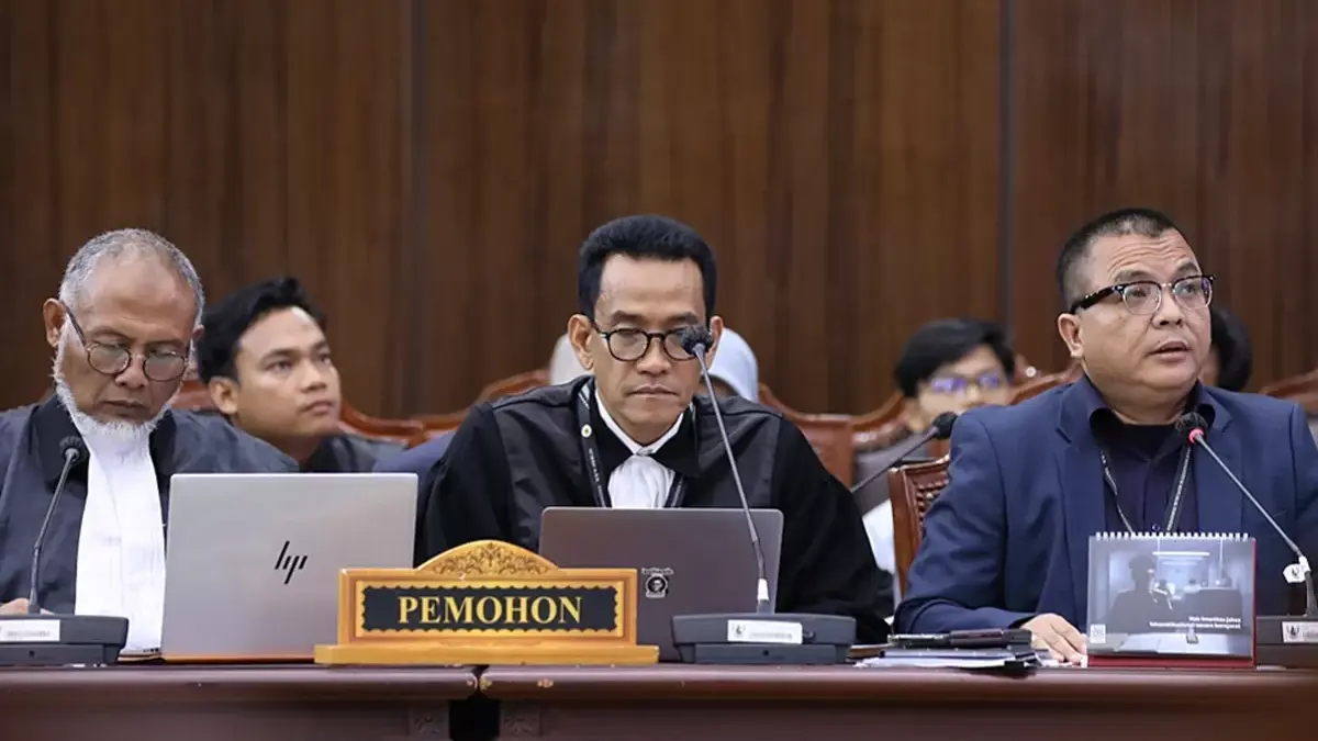 Denny Indrayana Tegaskan Gugatan Syarat Pencalonan Gibran di MK Tidak Kedaluwarsa Denny Indrayana bersama sejumlah pemohon mengajukan permohonan PHPU ke MK. (Foto: MK)