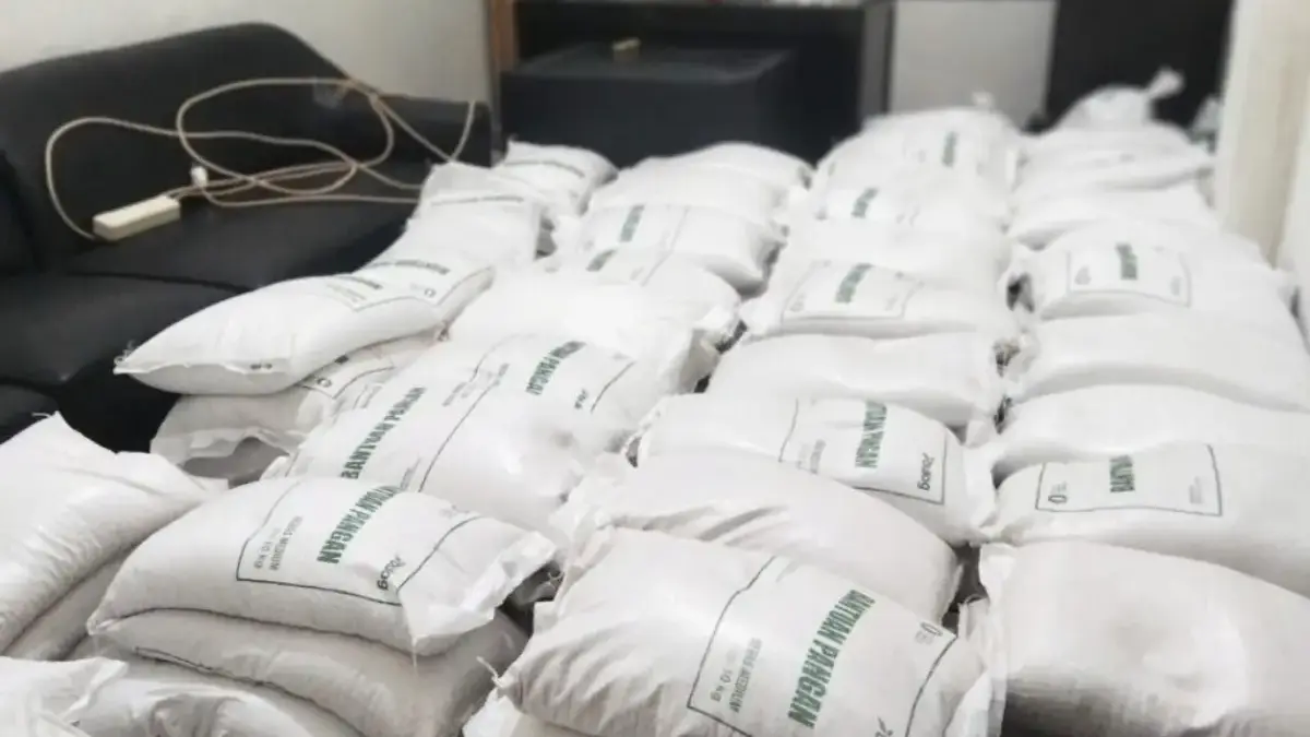 Tumpukan beras bantuan pangan yang ditemukan di rumah seorang warga di Kecamatan Waled, Kabupaten Cirebon. (IS