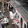 Petugas mengevakuasi gerbong KRL Commuterline dan KA Argo Bromo Anggrek relasi Gambir-Surabaya Pasar Turi pasc