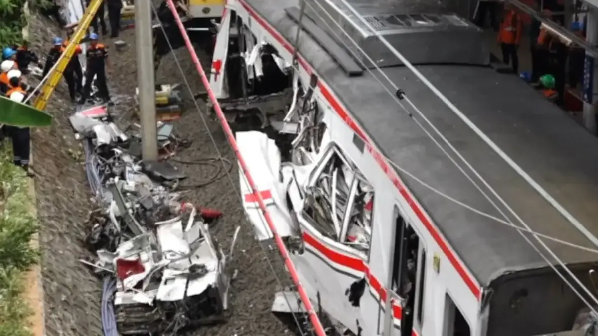 Petugas mengevakuasi gerbong KRL Commuterline dan KA Argo Bromo Anggrek relasi Gambir-Surabaya Pasar Turi pasc