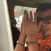 Bupati Bolaang Mongondow Utara Sirajudin Lasena mengenakan rompi oranye tahanan KPK setelah menjalani pemeriks