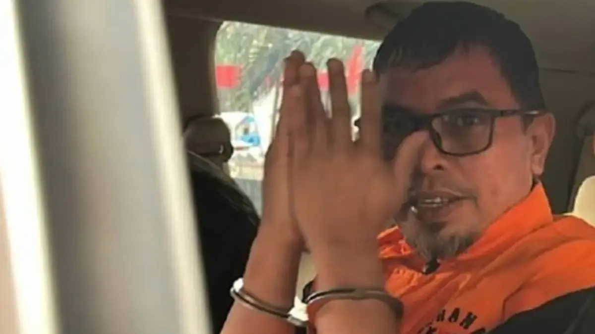 Bupati Bolaang Mongondow Utara Sirajudin Lasena mengenakan rompi oranye tahanan KPK setelah menjalani pemeriks