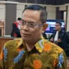 Bupati Pati nonaktif, Sudewo (batik kuning), memberi keterangan pers usai diperiksa sebagai terdakwa dalam sid