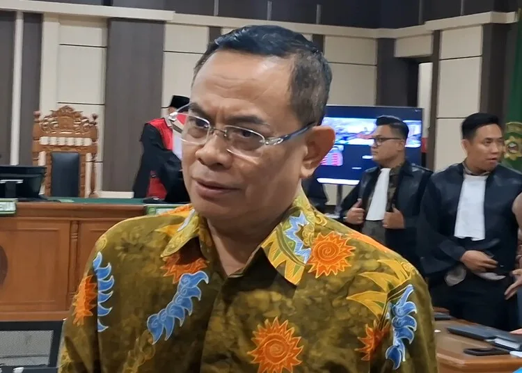 Bupati Pati nonaktif, Sudewo (batik kuning), memberi keterangan pers usai diperiksa sebagai terdakwa dalam sid