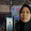 Hana menunjukan foto Yaya Carya saat ditemuu di rumahnya pada Selasa (15/9/2026) siang.