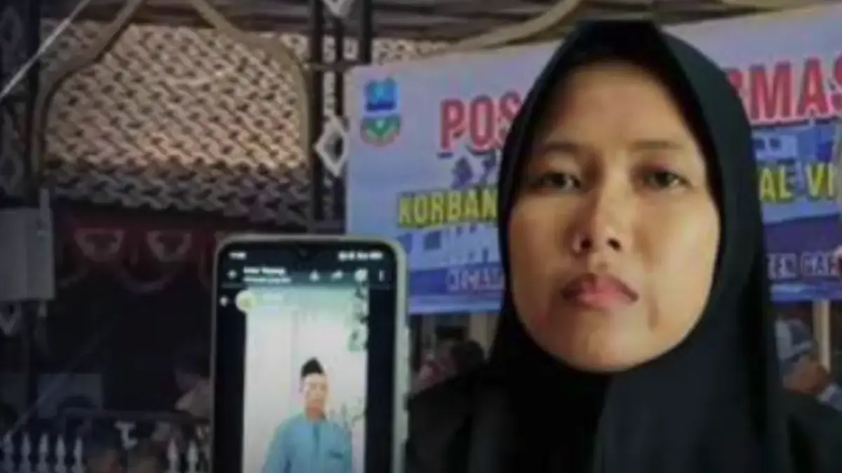 Warga Cirebon Masuk Manifes KM Virgo Transport 8: Keluarga Berharap Mukjizat di Tengah Penantian Evakuasi Hana menunjukan foto Yaya Carya saat ditemuu di rumahnya pada Selasa (15/9/2026) siang.