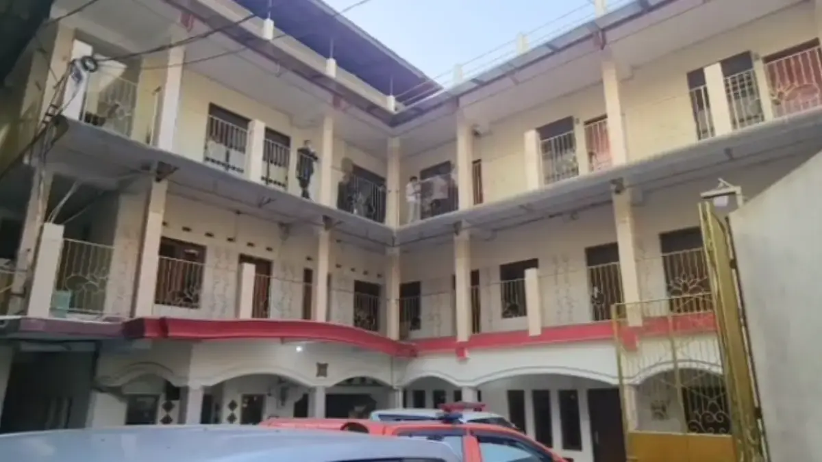 Mobil Inafis Polres Cirebon Kota tengah terparkir di area hotel di Jalan Suryadinaya Utara, Kelurahan Pekiring