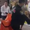 Tim Inafis, reskrim Polres Cirebon Kota bersama PSC 119 mengevakuasi jasad wanita yang ditemukan tewas di sala