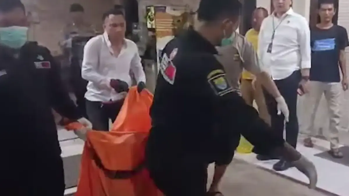 Polisi Tangkap Terduga Pembunuh Wanita di Hotel Cirebon, Pelaku Dicokok di Pangandaran Tim Inafis, reskrim Polres Cirebon Kota bersama PSC 119 mengevakuasi jasad wanita yang ditemukan tewas di sala