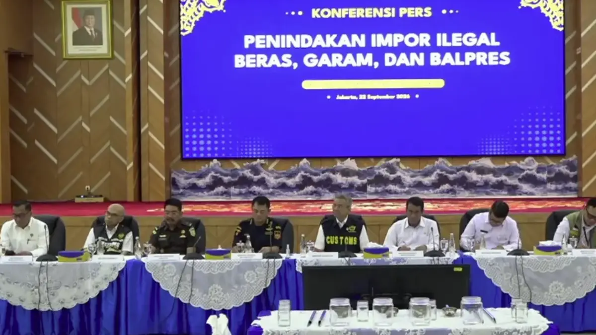 Bea Cukai Bongkar 4 Kasus Impor Ilegal Beras, Garam, hingga Pakaian Bekas Senilai Rp27,3 Miliar Konferensi pers penindakan impor ilegal beras, garam dan balpres