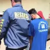 Polisi membawa S, seorang buruh harian asal Kabupaten Cirebon, tersangka pembunuhan mantan istri di sebuah hot