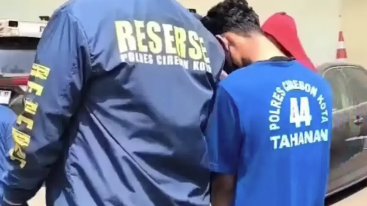 Polisi membawa S, seorang buruh harian asal Kabupaten Cirebon, tersangka pembunuhan mantan istri di sebuah hot