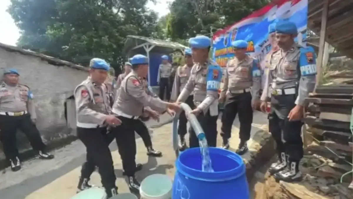 HUT ke-24 Propam Polri. Di Kota Salatiga, bantuan air bersih disalurkan kepada warga di sejumlah wilayah Kelur