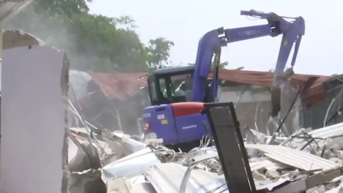 Komisi XIII DPR RI bersama Kementerian Imigrasi dan Pemasyarakatan membongkar 10 bangunan tak berizin di lingk