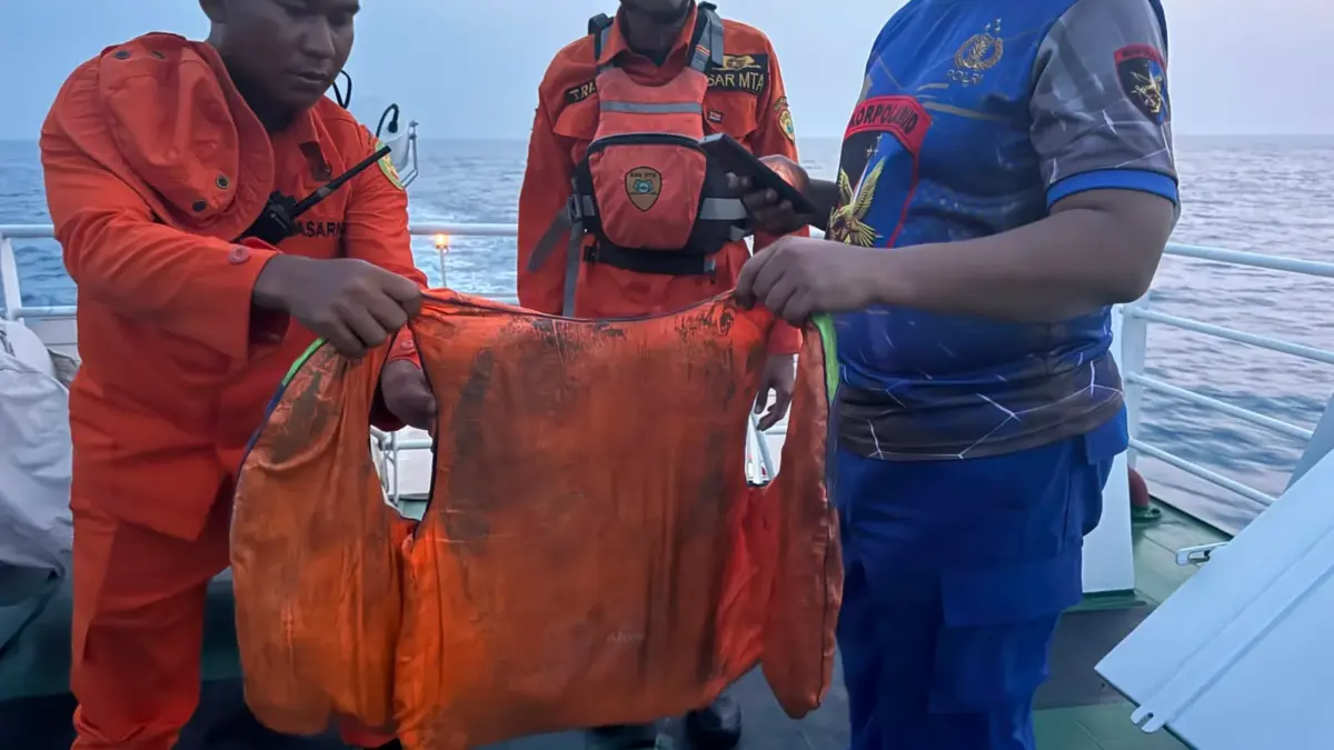 Update Pencarian Kru Jurnalis di Selat Sunda: Tim SAR Temukan Pelampung, Helm dan Jeriken Pelampung ditemukan tim SAR (sumber : Tim SAR Gabungan)
