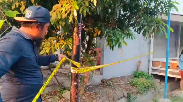 Pria berinisial R dievakuasi dari rumahnya di Perumahan Grand Imperium, Desa Weru Kidul, Kecamatan Weru, Kabup