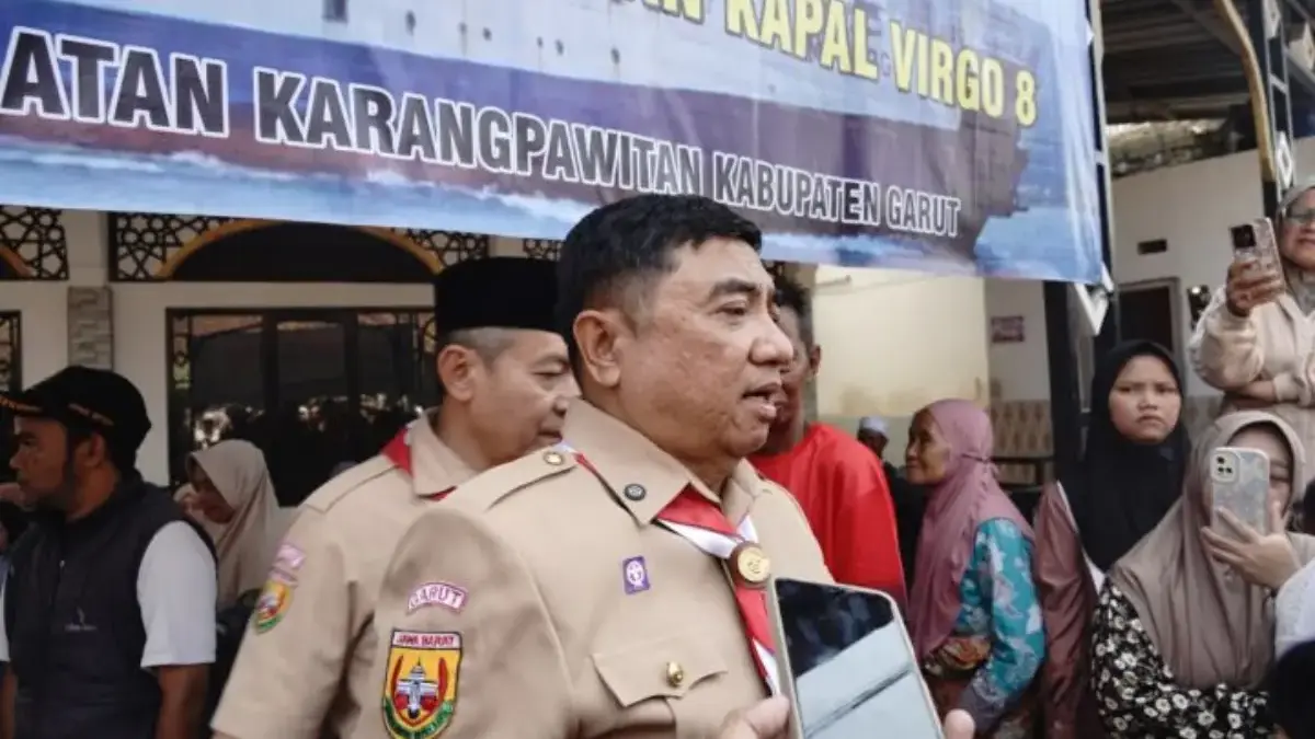 23 Korban Kecelakaan KMP Virgo Transport 8 di Perairan Jawa: Warga Garut sebagai Kru Kapal Bupati Garut, Abdusy Syakur Amin, prihatin dan belasungkawa saat mengunjungi keluarga korban musibah tenggelam