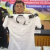 Direktur Jenderal Bea dan Cukai Djaka Budhi Utama (tengah) didampingi Kepala Kantor Bea Cukai Bandara Soekarno