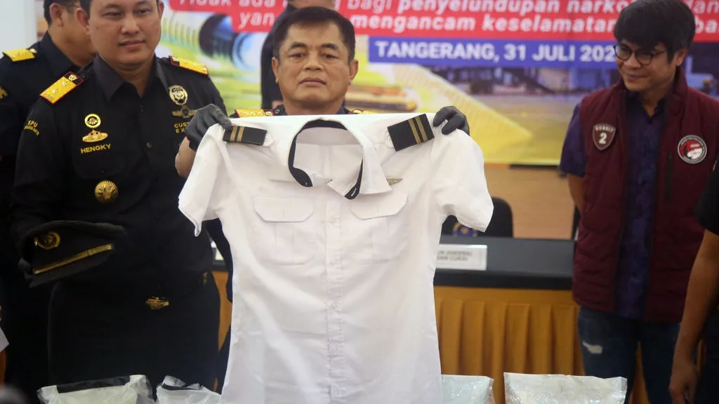 Malaysia Tangkap Pilot Diduga Kaki Tangan Sindikat Pilot Kurir Narkoba di RI Direktur Jenderal Bea dan Cukai Djaka Budhi Utama (tengah) didampingi Kepala Kantor Bea Cukai Bandara Soekarno