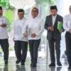 Menko PMK Pratikno (tengah) bersama Mendikdasmen Abdul Mu\'ti (kedua kiri), Menteri Agama Nasaruddin Umar (kedu