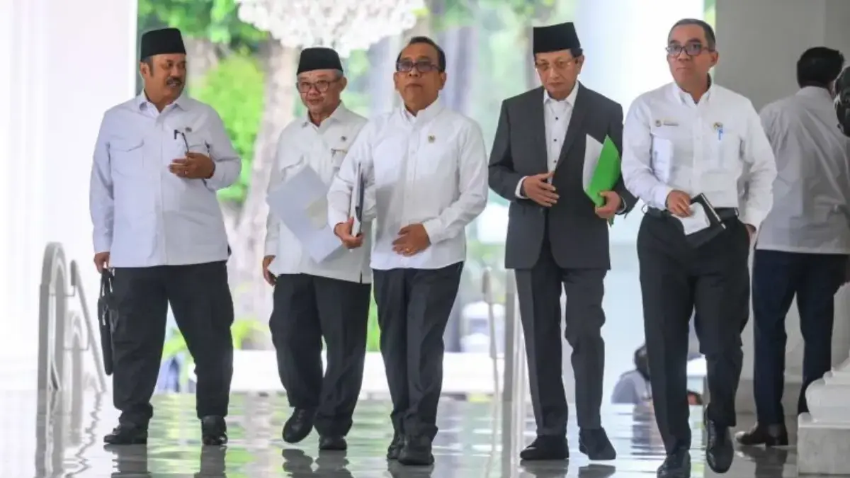 Menko PMK Pratikno (tengah) bersama Mendikdasmen Abdul Mu\'ti (kedua kiri), Menteri Agama Nasaruddin Umar (kedu