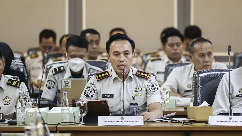 Kepala Lembaga Pemasyarakatan Kelas IIA Cibinong nonaktif Wisnu Hani Putranto menyampaikan paparan saat rapat