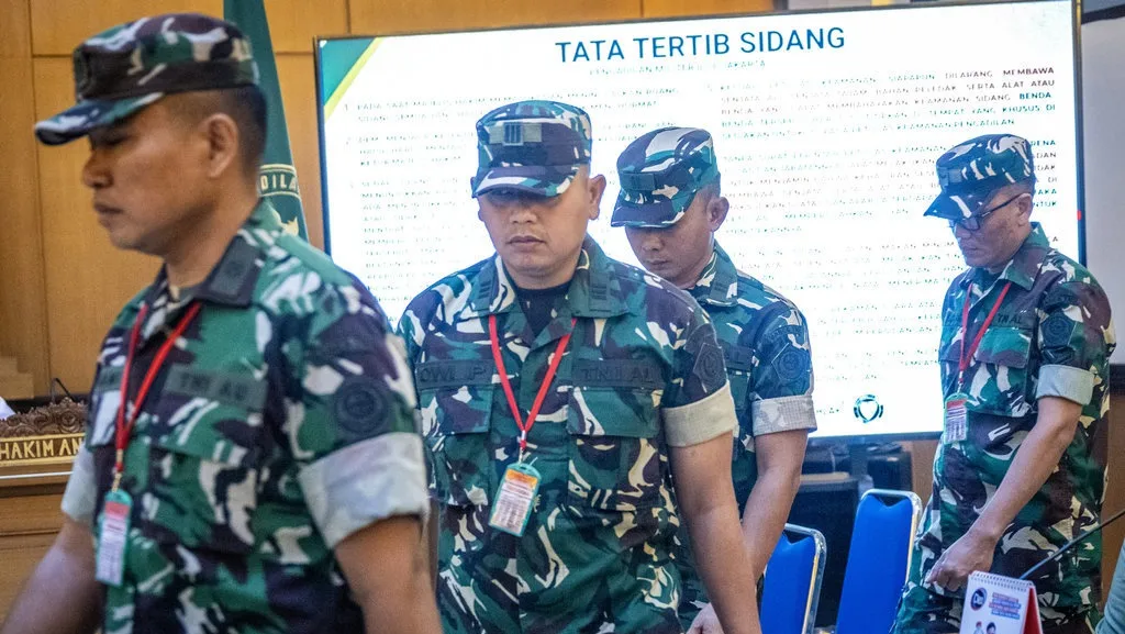 Terdakwa kasus penyiraman air keras kepada aktivis KontraS Andrie Yunus, Lettu Sami Lakka (kiri), Kapten Nanda