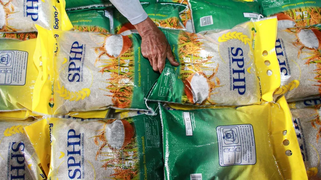 Pekerja menata beras Stabilisasi Pasokan Harga Pangan (SPHP) di gudang Bulog Kalimantan Tengah, Palangka Raya,