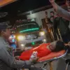 Tenaga medis dan polisi mengangkat korban diduga keracunan di RSUD Kalisari, Kabupaten Batang, Jawa Tengah, Ra