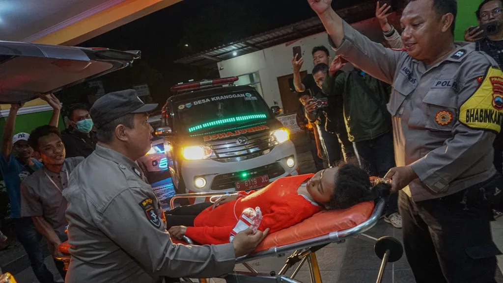 Tenaga medis dan polisi mengangkat korban diduga keracunan di RSUD Kalisari, Kabupaten Batang, Jawa Tengah, Ra