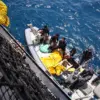 Prajurit TNI AL menaikan jenazah ke atas KRI I Gusti Ngurah Rai-332 saat operasi SAR KM Virgo Transport 8 di p