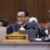 Pemohon Denny Indrayana bersama Kuasa Hukumnya Bambang Widjojanto dan Refly Harun saat mengikuti sidang pemeri