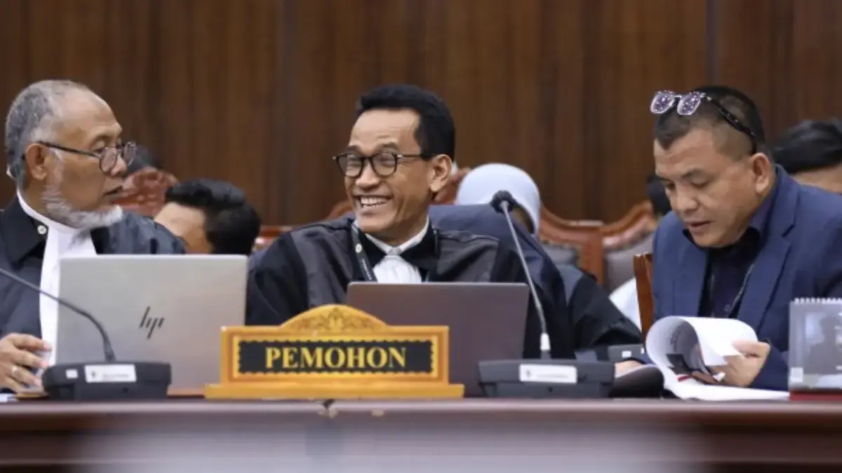 Denny Indrayana Cs Gugat Pendidikan Gibran ke MK, Minta MPR Gelar Sidang Pemilihan Wapres Baru Pemohon Denny Indrayana bersama Kuasa Hukumnya Bambang Widjojanto dan Refly Harun saat mengikuti sidang pemeri