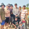 Menteri PU Dody Hanggodo didampingi Kuwu Kedongdong Adi Juniadi bersama para petani usai melihat kondisi sawah