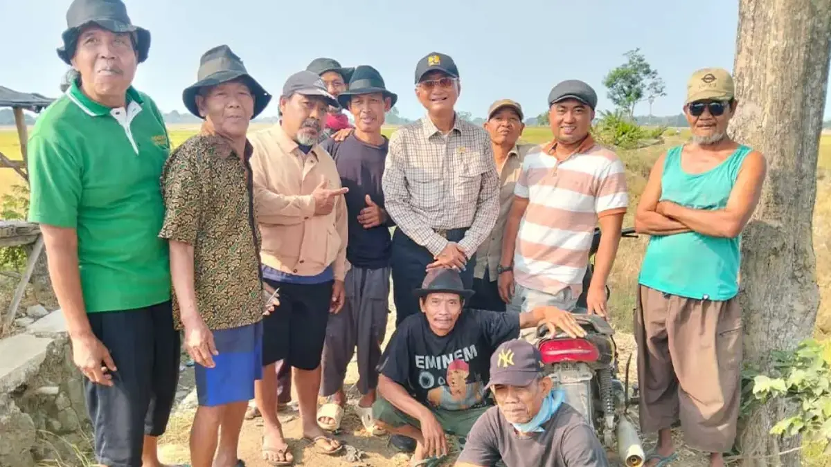 Menteri PU Dody Hanggodo didampingi Kuwu Kedongdong Adi Juniadi bersama para petani usai melihat kondisi sawah