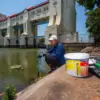 Ecoton ketika menelusuri penyebab ikan mabuk di Kali Surabaya, Senin (7/9). (Foto: Dok. Ecoton)