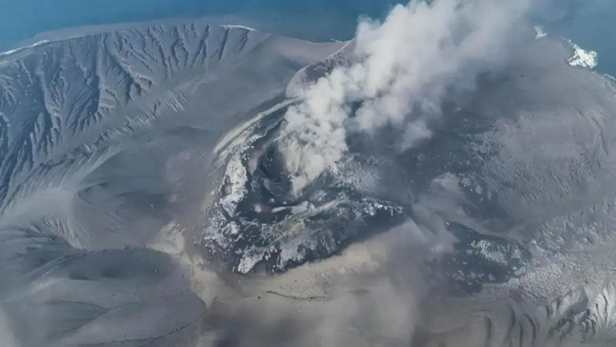 Foto Udara Gunung Anak Krakatau. (via REUTERS/PVMBG).