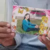 Keluarga menunjukkan foto Nenah Arsinah, PMI asal Majalengka yang terancam hukuman mati dan sudah 12 tahun dit