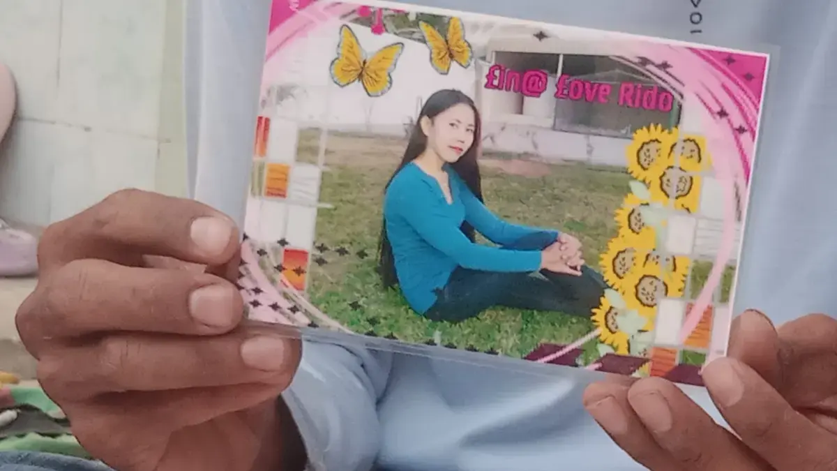 Keluarga menunjukkan foto Nenah Arsinah, PMI asal Majalengka yang terancam hukuman mati dan sudah 12 tahun dit