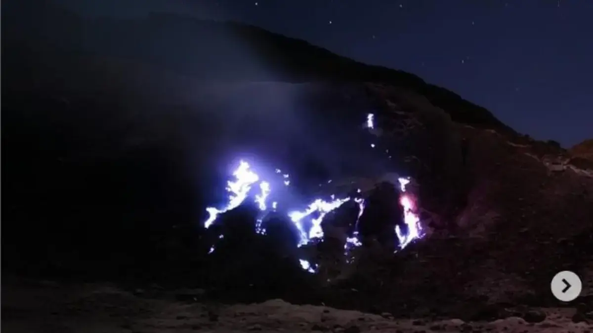 Fenomena blue fire di sekitar Kawah Manuk, Gunung Papandayan (Foto: Instagram Bbksda Jabar)