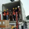 Proses pemuatan 550 karton boneka disney siap ekspor ke dalam kontainer di PT Sun Wing Ming Indonesia, Tengara