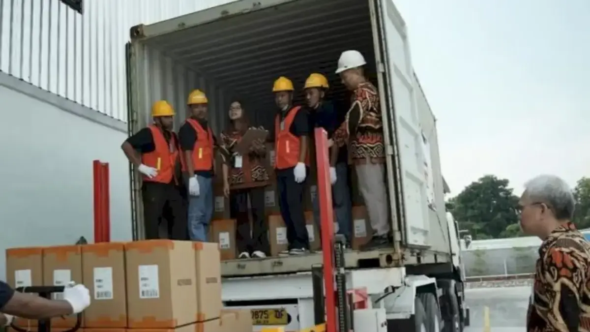 Proses pemuatan 550 karton boneka disney siap ekspor ke dalam kontainer di PT Sun Wing Ming Indonesia, Tengara